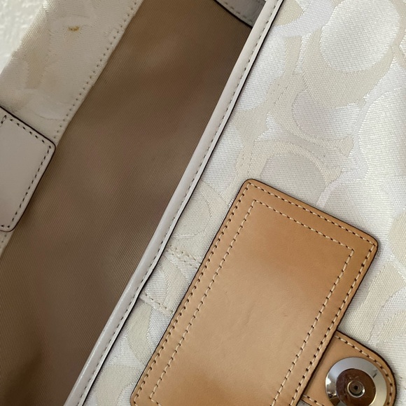 🐝Reposhing this cute unique and beautiful 🐝Coach purse. - Picture 12 of 13